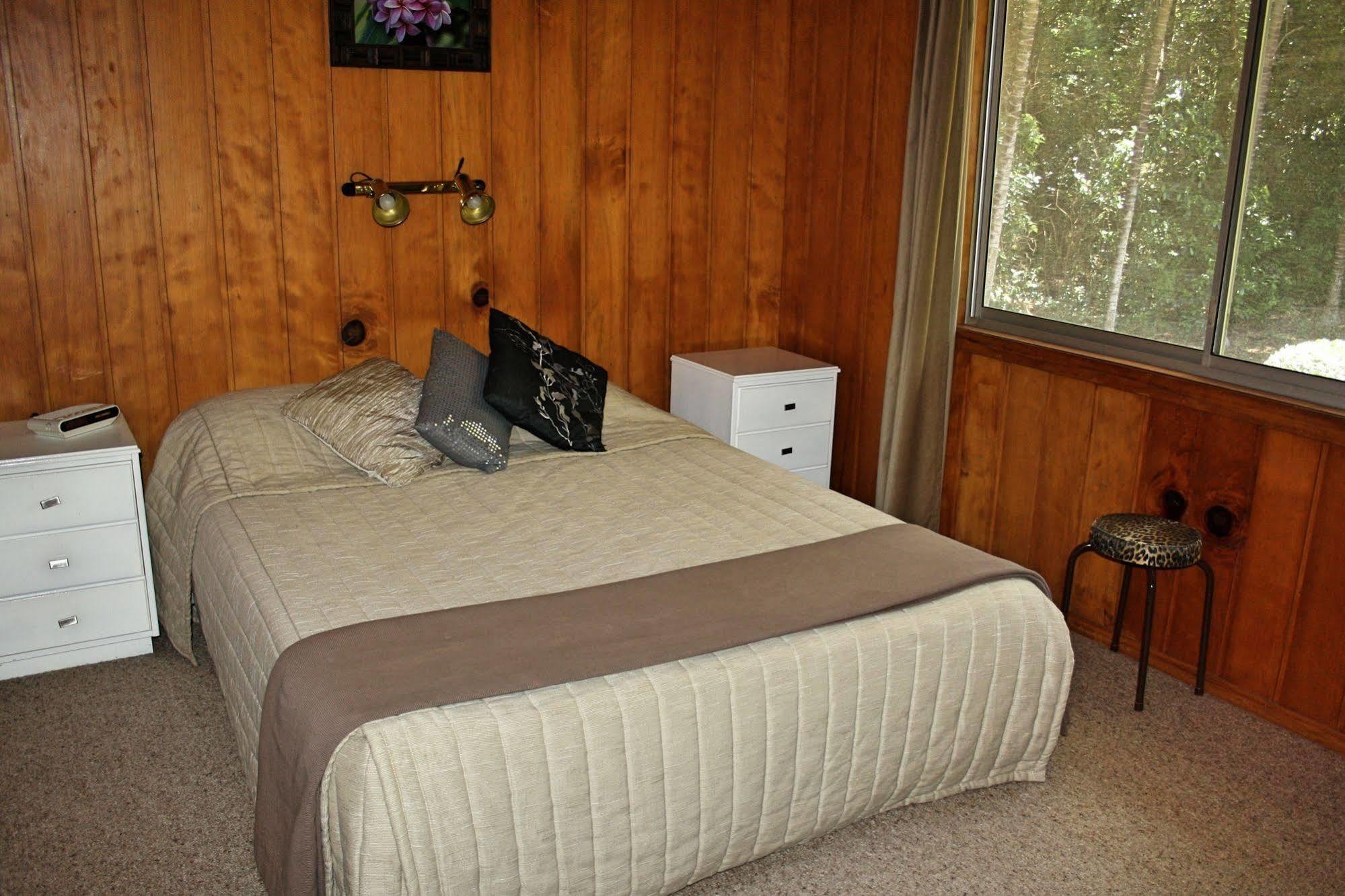 Hideaway Retreat Hotel Burnt Pine Bagian luar foto