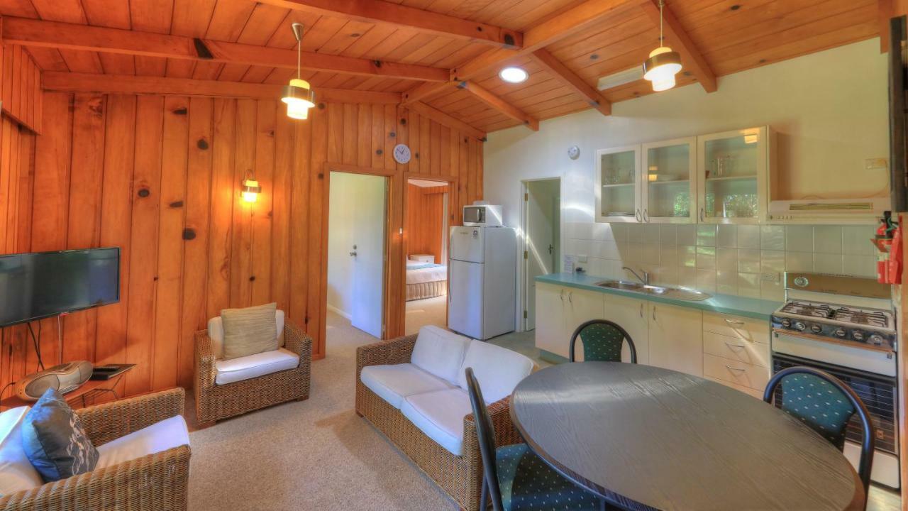 Hideaway Retreat Hotel Burnt Pine Bagian luar foto